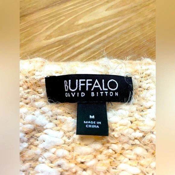 🌟 David Bitton Buffalo Sz Med Women’s Creamy & White Eyelash Sweater - Picture 4 of 10